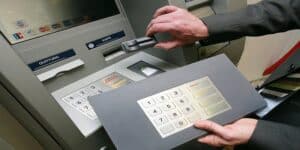 Ecco come evitare le truffe al bancomat