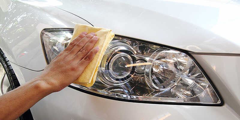 Ecco come pulire i fari ingialliti della tua auto