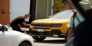 Ecco i primi rendering del B-SUV elettrico di Jeep