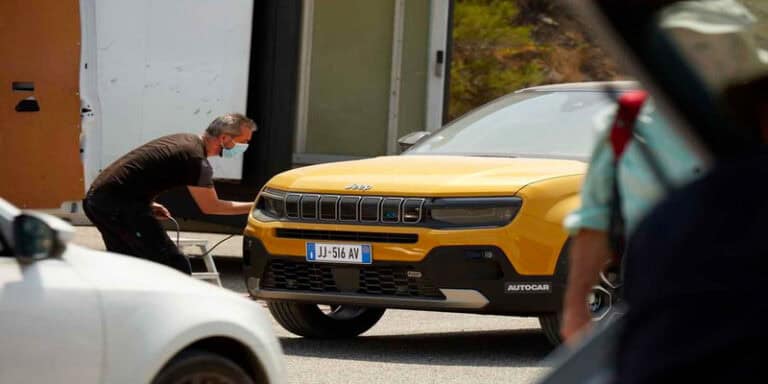 Ecco i primi rendering del B-SUV elettrico di Jeep