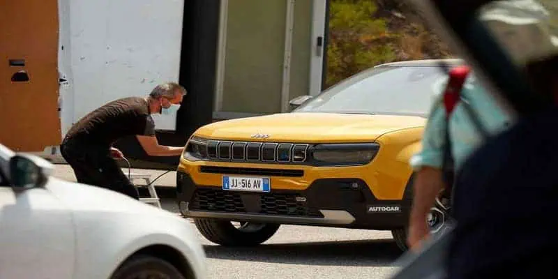 Ecco i primi rendering del B-SUV elettrico di Jeep