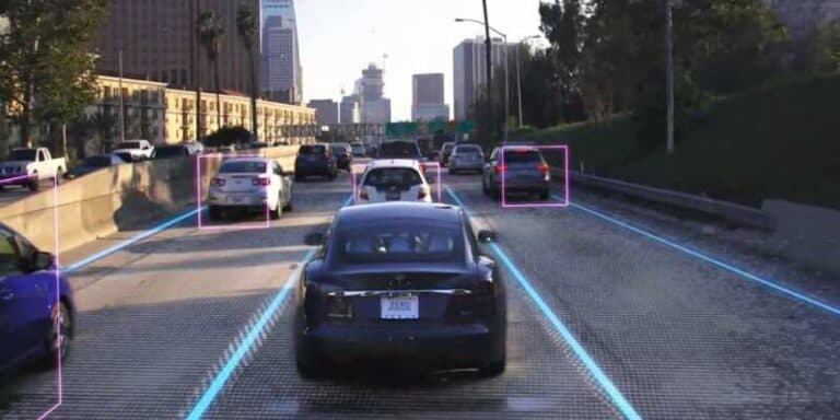 Elon Musk promette che entro la fine dell’anno le Tesla