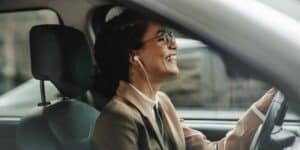 Guida con auricolari