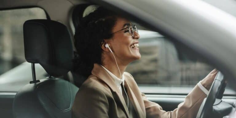 Guida con auricolari