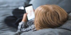 I bambini passano troppo tempo davanti lo smartphone