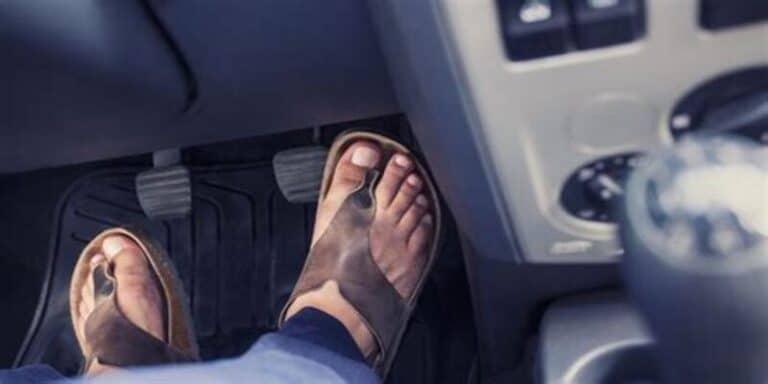 Se vi sorprendono a guidare con le ciabatte in estate