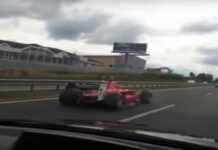 Sfreccia in autostrada con un auto di Formula 1