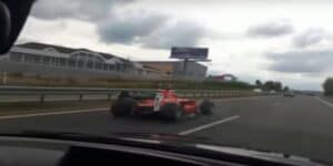 Sfreccia in autostrada con un auto di Formula 1