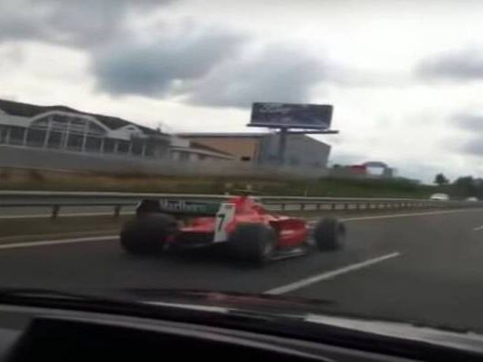 Sfreccia in autostrada con un auto di Formula 1