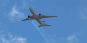 Ubriaco sull’aereo cerca di aprire il portello in volo