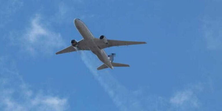 Ubriaco sull’aereo cerca di aprire il portello in volo
