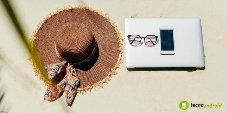 Smartphone in spiaggia: addio a graffi e dispositivi inondati con questi trucchi
