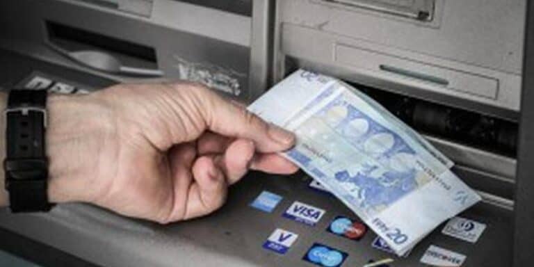 Bancomat addio: ora cambiano le regole, obbligatori i pagamenti elettronici