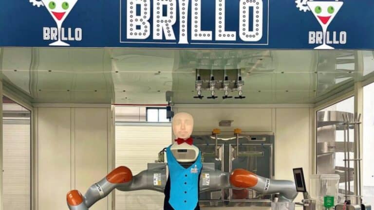 Robot napoletano che prepara cocktail e parla: ecco Brillo