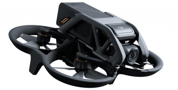DJI, leader mondiale nella produzione di droni civili e nella tecnologia delle fotografia creativa, presenta oggi DJI Avata, un nuovo drone del tutto trasformato che offre un'esperienza di volo immersiva senza precedenti. DJI Avata crea un nuovo standard per il volo con i droni con visuale in prima persona (FPV), consentendo a ogni pilota di sfrecciare nel cielo e di sperimentare prestazioni sorprendenti, agilità e controlli intuitivi. Insieme al nuovo visore DJI Goggles 2 e all'intuitivo DJI Motion Controller, DJI Avata offre un'esperienza di volo inimmaginabile fino ad ora. "DJI Avata è stato creato per risvegliare quel desiderio di volare presente in tutti noi, con una tecnologia di volo immersiva che consente a chiunque di poter esplorare quell'esperienza quasi extracorporea che è il volo in FPV", ha affermato Ferdinand Wolf, Direttore Creativo di DJI. “DJI Avata è incredibile da pilotare anche per un pilota principiante e offre caratteristiche di sicurezza avanzate che daranno a chiunque la libertà di provare ogni genere di acrobazie creative. Associato con DJI Goggles 2 e DJI Motion Controller, DJI Avata sembra veloce come il vento. Sia che tu stia volando per puro divertimento, sia per realizzare fantastici clip per i social media o per stupire gli spettatori nello studio di produzione, DJI Avata ti mostrerà come la sua avvincente esperienza di volo ti trascina in un nuovo mondo di possibilità sbalorditive.” DJI Avata offre nuove possibilità creative sia per i piloti principianti che per i professionisti. Il suo design unico e compatto riduce il telaio di un drone tradizionale e lo fonde in un corpo costruito per garantire velocità e agilità, con un peso di soli 410 grammi pur integrando dei paraeliche per una maggiore sicurezza. La sua potente fotocamera stabilizzata, dotata di un sensore CMOS da 1/1.7" con 48 milioni di pixel effettivi, offre funzionalità di imaging di punta come la registrazione video in 4K/60fps e 2.7K/50/60/100/120fps , offrendo ai creatori un nuovo strumento per catturare contenuti video premium senza sforzi. Inoltre, con un’autonomia di volo massima di 18 minuti, può offrire potenza e brividi ad ogni volo. DJI Avata è progettato per essere associato al visore DJI Goggles 2, la più recente tecnologia di controllo del volo di DJI, e al DJI Motion Controller, che guida il drone in base ai movimenti della tua mano. Gli utenti possono anche controllare il drone con il DJI FPV Remote Controller 2 già esistente e il visore DJI FPV Goggles V2. L'impareggiabile tecnologia di volo di DJI significa che DJI Avata può stazionare come un drone tradizionale, accelerare come un racer, zoommare e fermarsi in una frazione di secondo. Se DJI Avata viene spinto oltre i suoi limiti e atterra sottosopra, una nuova modalità Tartaruga gli consente di ruotare, tornando in posizione e decollando di nuovo. Insieme, la tecnologia di controllo del volo e stabilizzazione di DJI Avata lo rende il drone perfetto per il divertimento, pur mantenendo i video vividi e di qualità professionale: ● DJI Goggles 2: Trasmissione ad alta risoluzione e bassa latenza DJI Goggles 2 è un visore di nuova generazione più piccolo, leggero e confortevole, che offre immagini in FPV cristalline e paragonabili a quelle di altri droni DJI. DJI Goggles 2 è dotato di uno schermo micro OLED più chiaro con diottrie regolabili, permettendo agli utenti che normalmente portano gli occhiali di non indossarli quando si utilizza il visore. Se usato in combinazione con DJI Motion Controller, permette di controllare liberamente l’aeromobile e la fotocamera dello stabilizzatore per soddisfare le esigenze di ripresa in scenari differenti. Un intuitivo pannello a sfioramento sul lato del visore consente di controllarne facilmente le impostazioni con una sola mano. DJI Avata e DJI Goggles 2 si connettono utilizzando la trasmissione DJI O3+, la tecnologia più potente e affidabile di DJI che garantisce un controllo preciso, latenza ultra bassa e video dettagliati a 1080p/100fps con decodifica in H.265. Offre un ritardo di trasmissione più basso di soli 30 ms, la distanza di trasmissione più lunga di 10 km, doppia frequenza con selezione automatica, un bit-rate elevato di 50 Mb/s e metodi anti-interferenza all'avanguardia per garantire un feed sempre affidabile. DJI Goggles 2 offre anche una funzione di streaming wireless per visualizzare il feed in diretta dal tuo smartphone o computer sullo schermo del visore, offrendoti un'esperienza visiva più che coinvolgente. ● DJI Motion Controller Il DJI Motion Controller è un dispositivo di controllo del volo completamente reinventato che consente all’utente di pilotare con precisione ed effettuare manovre complesse basate sui movimenti naturali della mano. Il sistema è così intuitivo che anche i principianti assoluti possono familiarizzare rapidamente e imparare a volare tramite movimenti fluidi continui, anche quando si vola rasenti al suolo, sfrecciando oltre gli ostacoli e passando attraverso recinti stretti o spazi aperti. Sistema di imaging in 4K aggiornato con una super stabilizzazione DJI Avata è dotato di un eccezionale sistema di imaging che supera quello di qualsiasi pilota FPV: un sensore fotografico con CMOS da 1/1.7 pollici a 48 MP con apertura f/2.8 e un obiettivo ultra grandangolare con un angolo di visualizzazione fino a 155°. Il campo visivo più ampio consente scatti e video aerei immersivi fino a 4K/60fps, nonché filmati in slow motion a 2.7K/100fps. Dotato della modalità colore D-Cinelike, DJI Avata sblocca un'ampia tavolozza di colori che consente regolazioni cromatiche dettagliate ai tuoi lavori. Anche durante le manovre aeree ad alta pressione, DJI Avata mantiene i tuoi video nitidi e stabili grazie a due tecnologie di stabilizzazione di punta. DJI RockSteady elimina le vibrazioni complessive dell'immagine e DJI HorizonSteady mantiene l'immagine orientata al livello reale. Tutti questi dati vengono salvati in 20 GB di spazio di archiviazione interno, che consente maggiore libertà e spontaneità quando si presenta l'opportunità di realizzare uno scatto creativo, anche senza una scheda microSD installata. Vola con sicurezza e fiducia I paraeliche integrati di DJI Avata rendono la fusoliera più resistente e riducono notevolmente la probabilità di rischio, consentendoti di volare con maggiore sicurezza e con una struttura in grado di resistere a piccole collisioni e persino di raddrizzarsi dopo un capovolgimento grazie modalità Tartaruga. Quando DJI Avata è in volo, i piloti possono fare affidamento su una suite di funzioni di sicurezza che rendono il volo stesso un'esperienza memorabile e sicura. Una funzione Freno d’emergenza e volo stazionario dedicata è disponibile in tutte le modalità di volo per arrestare il drone e stazionare in posizione in qualsiasi momento. Failsafe Return to Home riporterà automaticamente il drone al suo punto di partenza con la semplice pressione di un pulsante o nel caso in cui il segnale di trasmissione venga perso. Nonostante le dimensioni contenute, DJI Avata include le tecnologie di sicurezza leader del settore, con cui DJI ha spianato la strada e ha mantenuto i cieli del mondo al sicuro in quest’era dei droni. DJI Avata utilizza il sistema di geofencing GEO 2.0 di DJI per avvisare i piloti delle restrizioni dello spazio aereo circostante, dei potenziali pericoli e per impedire automaticamente ai droni di volare vicino a determinati luoghi ad alto rischio, come gli aeroporti. DJI Avata dispone anche del sistema di ricezione AirSense ADS-B, per avvisare gli utenti quando aeroplani o elicotteri si trovano nelle vicinanze e trasmette il segnale AeroScope di DJI per aiutare le autorità a monitorare i droni in volo in luoghi sensibili. La stragrande maggioranza dei piloti di droni vola in modo sicuro e responsabile e le prestazioni ad alta velocità di DJI Avata possono garantire maggiore attenzione e cura da parte degli utenti per essere consapevoli dell'ambiente circostante. Gli utenti che volano con il visore FPV dovrebbero sempre garantire la presenza un osservatore visivo per fungere da supervisore e molte giurisdizioni richiedono un osservatore visivo per osservare i potenziali rischi nello spazio aereo circostante. Volare sempre in modo sicuro e responsabile e assicurarsi di comprendere e seguire sempre i requisiti legali per il volo. DJI Avata è dotato sia di un sistema di rilevamento a infrarossi che di un sistema di visione verso il basso a due telecamere. Questi il velivolo a mantenere la posizione, stazionare in modo più preciso, volare al chiuso o in altri ambienti in cui la navigazione satellitare non è disponibile e identificare aree inadatte all'atterraggio come specchi d'acqua. Per rimanere orientati durante il volo indossando il visore, DJI Avata e DJI Goggles 2 mostrano anche il punto da cui è decollato il drone. Questa prospettiva di realtà aumentata (AR) offre un ulteriore senso di orientamento per aiutare il pilota a localizzare l'ambiente circostante in pochi secondi. Un'esperienza di volo immersiva per ogni livello di abilità DJI Avata consente ai piloti, dai principianti ai professionisti, di scegliere tra più modalità di volo da abbinare al proprio livello di abilità: ● Modalità normale (N): Con la modalità N, DJI Avata funziona in modo simile ad altri droni DJI, in grado quindi di stazionare sul posto con l'uso di sistemi di navigazione satellitare e/o sistemi di posizionamento visivo (VPS) sulla parte bassa del drone. ● Modalità manuale (M) (solo con il radiocomando DJI FPV Remote Controller 2): Vola in modalità M per sbloccare un controllo completo e illimitato insieme all’esperienza di volo immersiva in FPV. Gli utenti esperti possono personalizzare i parametri e sperimentare voli e filmati come mai prima d’ora. ● Modalità Sport (S): Come nuova miscela ibrida di modalità M e N, la modalità S offre alcune delle capacità di movimento dinamico fornite con la modalità M insieme ad alcune delle principali caratteristiche di sicurezza della modalità N. La modalità S è il passaggio intermedio tra le tre modalità ed è stata sviluppata per dare ai piloti più spazio per esplorare le proprie abilità, man mano che si familiarizza con il drone. Diventa un esperto di FPV con l'app DJI Virtual Flight DJI Avata è controllato con l'app DJI Fly, che include tutorial dettagliati su come utilizzare il drone. L'app DJI Virtual Flight è un'app di simulazione gratuita che permette ai nuovi piloti di familiarizzare con i movimenti di volo dei droni in scenari facili, divertenti e privi di rischi. Il simulatore consente ai piloti di pilotare DJI Avata con varie impostazioni utilizzando il controller dedicato. Accessori per ottenere il massimo dai tuoi voli Una serie di nuovi accessori per DJI Avata offre ai piloti una tecnologia extra per ottenere il massimo da ogni volo e sfruttare al massimo la propria attrezzatura: ● Batteria di volo intelligente per DJI Avata ● Stazione di ricarica per batterie di DJI Avata ● Eliche per DJI Avata ● Telaio superiore per DJI Avata ● Paraeliche per DJI Avata ● Set di filtri ND per DJI Avata (ND8/16/32) ● Caricatore portatile DJI da 65W ● Caricatore per auto DJI da 65W ● Zaino Carry More per visore DJI Goggles DJI Avata è il drone con esperienza di volo immersiva in FPV più facile da pilotare e più emozionante per chiunque abbia mai sognato di volare come un uccello. Offre ai creatori uno strumento unico per catturare in tutta sicurezza la sensazione entusiasmante del volo, al chiuso o all'aperto. Con la nascita di DJI Avata, chiunque potrà vivere l'emozionante esperienza di volare liberi. Prezzo e disponibilità DJI Avata è disponibile per il preordine a partire da oggi su store.dji.com e dai rivenditori autorizzati in diverse configurazioni, con spedizione a partire da (TBD). Una versione standalone di DJI Avata è disponibile per 579 €. Senza radiocomando, motion controller o visore, è l'ideale per coloro che hanno già un modello compatibile da controllare e visualizzare dal visore. DJI Avata Pro-View Combo è disponibile per 1439 € e include DJI Avata, DJI Goggles 2 e DJI Motion Controller. DJI Avata Fly Smart Combo è disponibile per 1159 € e include DJI Avata, DJI FPV Goggles V2 e DJI Motion Controller. DJI Avata Fly More Kit è disponibile per 249 € e include due Batterie di volo intelligenti per DJI Avata e una Stazione di ricarica per batterie di DJI Avata.