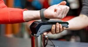Pagamenti elettronici con smartphone e wearable: è boom in Italia