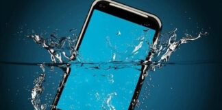 smartphone in acqua