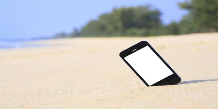 smartphone in spiaggia