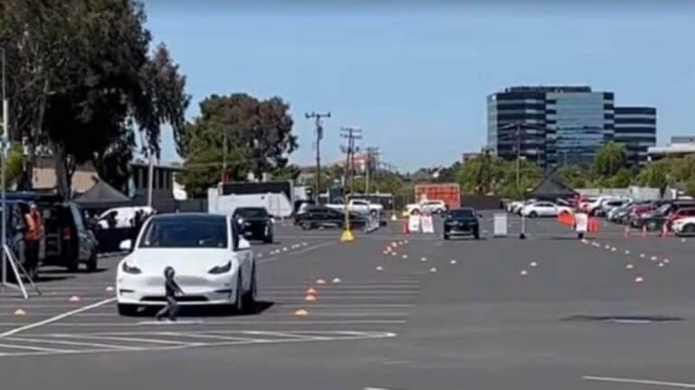 Tesla con autopilot inserito può investire i bambini, un video è virale