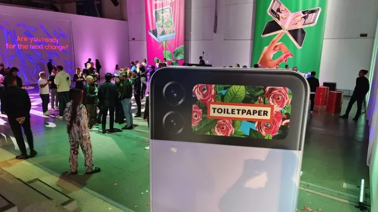 Samsung Galaxy Z Fold4 e Z Flip4 insieme a TOILETPAPER per le nuove cover