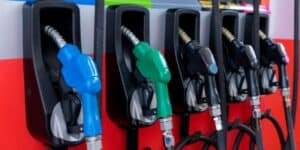 Benzina e diesel tra aumenti e discesa, prezzi più bassi ma non c'è da essere felici