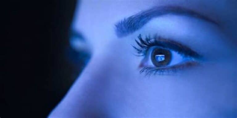 La luce blu dei dispositivi elettronici
