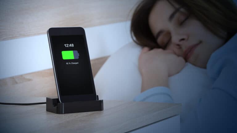 Smartphone: caricarlo di notte è un rischio, come funziona realmente