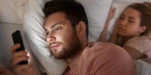 Smartphone: ecco cosa ci accade se lo teniamo vicino mentre si dorme