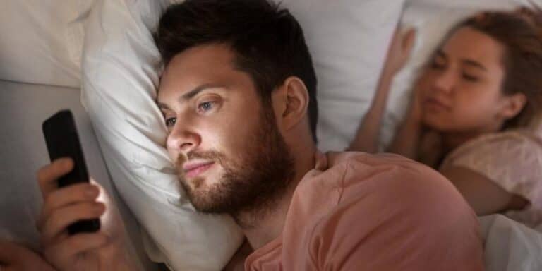 Smartphone: ecco cosa ci accade se lo teniamo vicino mentre si dorme