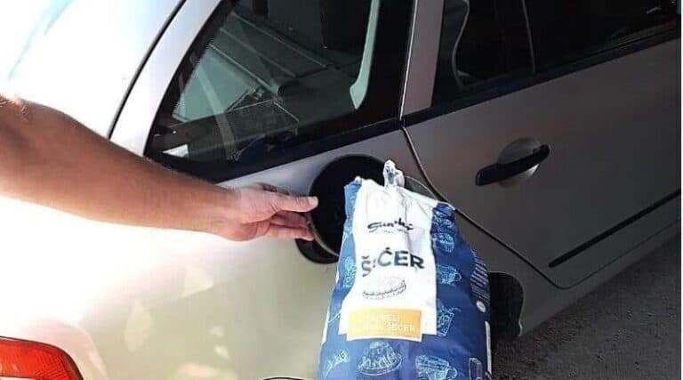 Carburante: l'aggiunta di zucchero è uno dei trucchi più furbi, ecco cosa succede