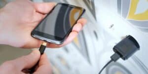 cellulare in carica notte