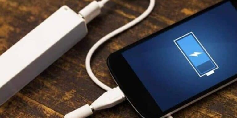 smartphone-in-carica-di-notte-