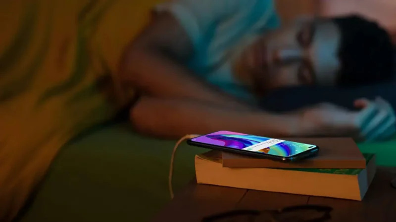 Smartphone di notte in carica tra problemi, paure e realtà: state attenti