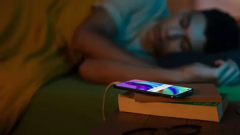 Smartphone lasciato in carica di notte: si rischia l'esplosione, tutta la verità