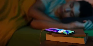 Smartphone in carica di notte: rischi e miti, quanto conviene farlo