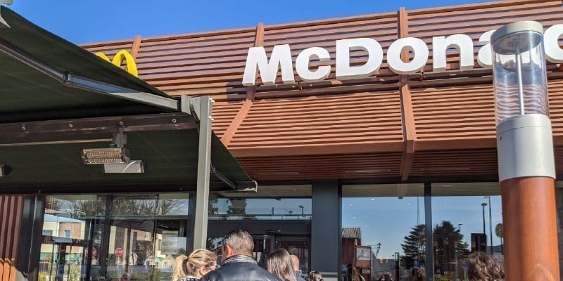McDonald's: il nuovo trucco dei segnaposto e il servizio al tavolo, come funziona