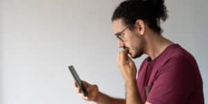 Smartphone: sindrome da vibrazione fantasma, la malattia della Generazione Z