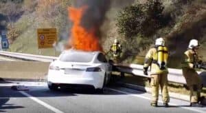 Auto elettriche che esplodono: paura è macchine distrutte, ecco perché