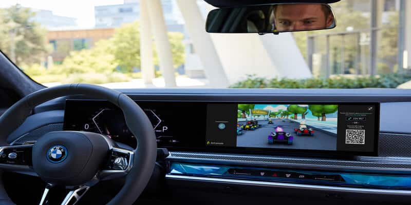 BMW vuole seguire le orme di Tesla: ora si potrà giocare in auto tramite Steam