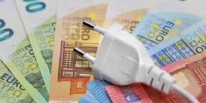 Bollette, caro bollette, risparmio, acqua, luce, gas