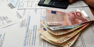 Bollette, caro bollette, risparmio, acqua, luce, gas