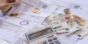 Bollette, caro bollette, risparmio, acqua, luce, gas