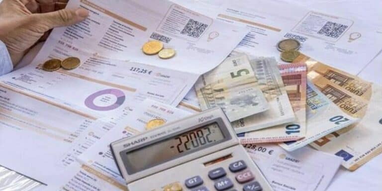 Bollette, caro bollette, risparmio, acqua, luce, gas