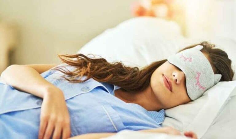 Dormire nella posizione giusta: ecco il modo migliore e i trucchi