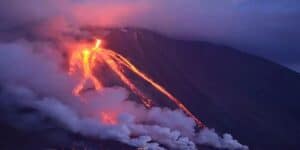 Ecco le incredibili immagini dell’eruzione del vulcano Stromboli