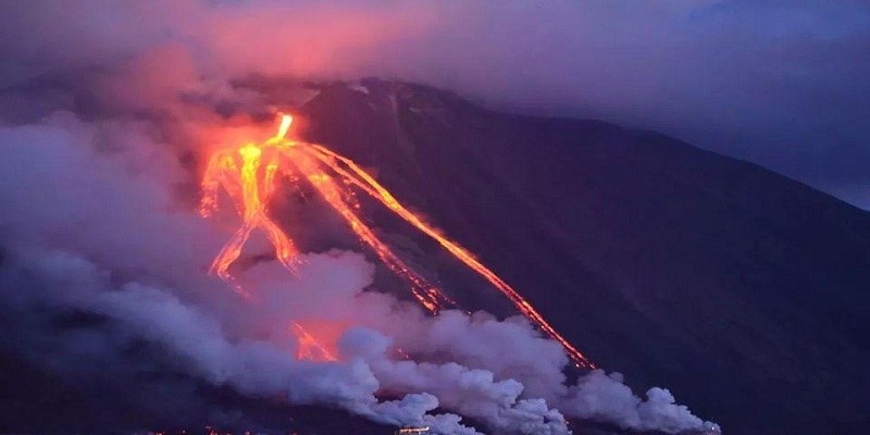Ecco le incredibili immagini dell’eruzione del vulcano Stromboli