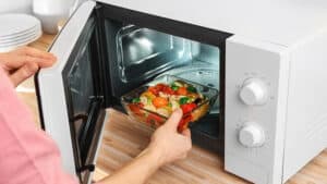 Wi-Fi distrutto da un semplice forno a microonde, ecco quando interferisce