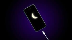 Smartphone, ricaricarlo di notte lo distrugge secondo alcuni utenti