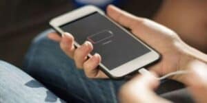 caricare-smartphone-di-notte
