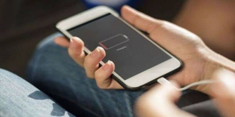 Smartphone in carica di notte: stai distruggendo la batteria